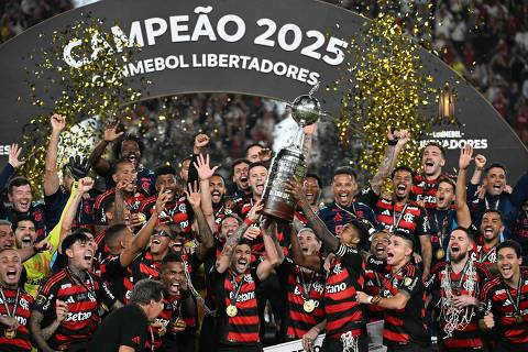 pomni pelada - Flamengo's forward #27 Bruno Henrique (R) and Uruguayan midfielder #10 Giorgian de Arrascaeta (L) lift the the trophy with teammates after winning the all Brazilian Copa Libertadores final football match between Palmeiras and Flamengo at Monumental 'U' Marathon stadium in Lima on November 29, 2025. (Photo by Luis ACOSTA / AFP)